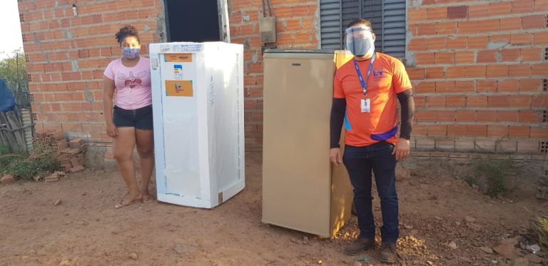 Cliente da Equatorial recebendo sua nova geladeira na cidade de Barras após a troca